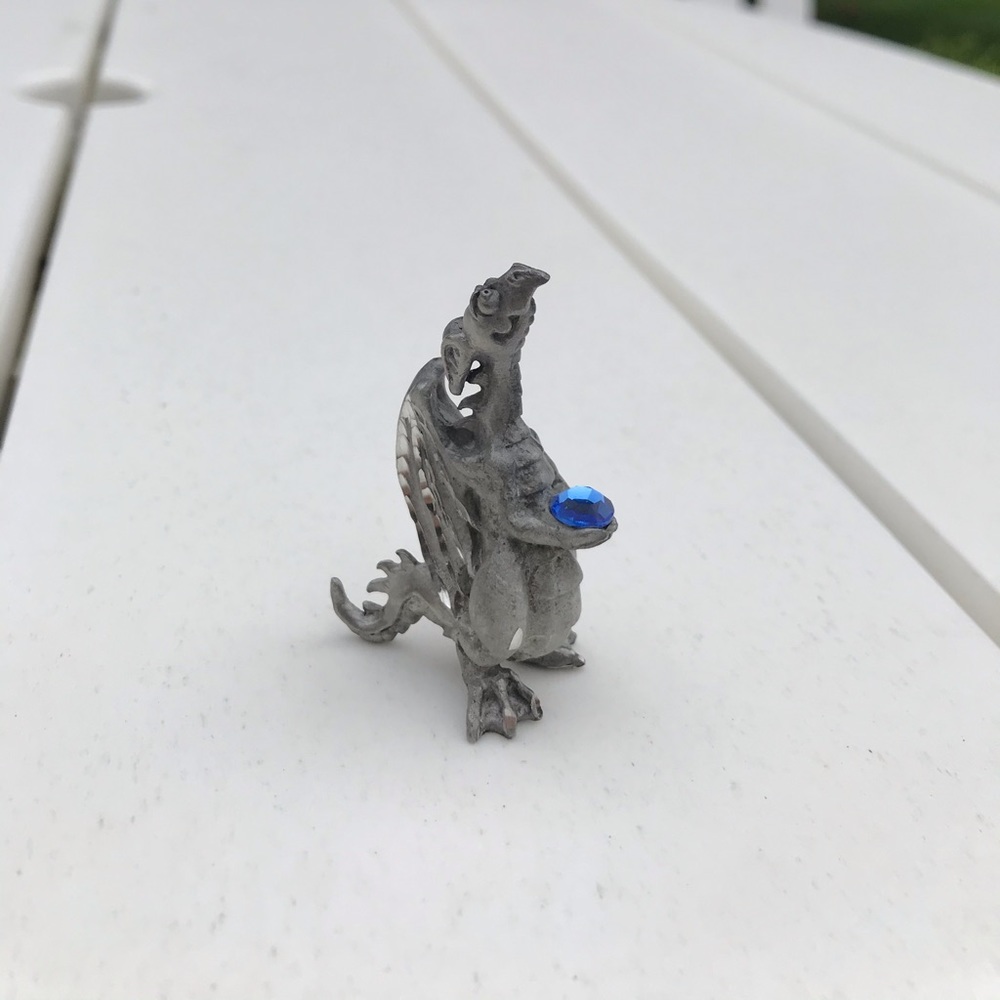 Decorative Metal Dragon Holding Gen